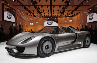 Illustration for article titled Video: Hybrid Porsche 918 Spyder, Explained